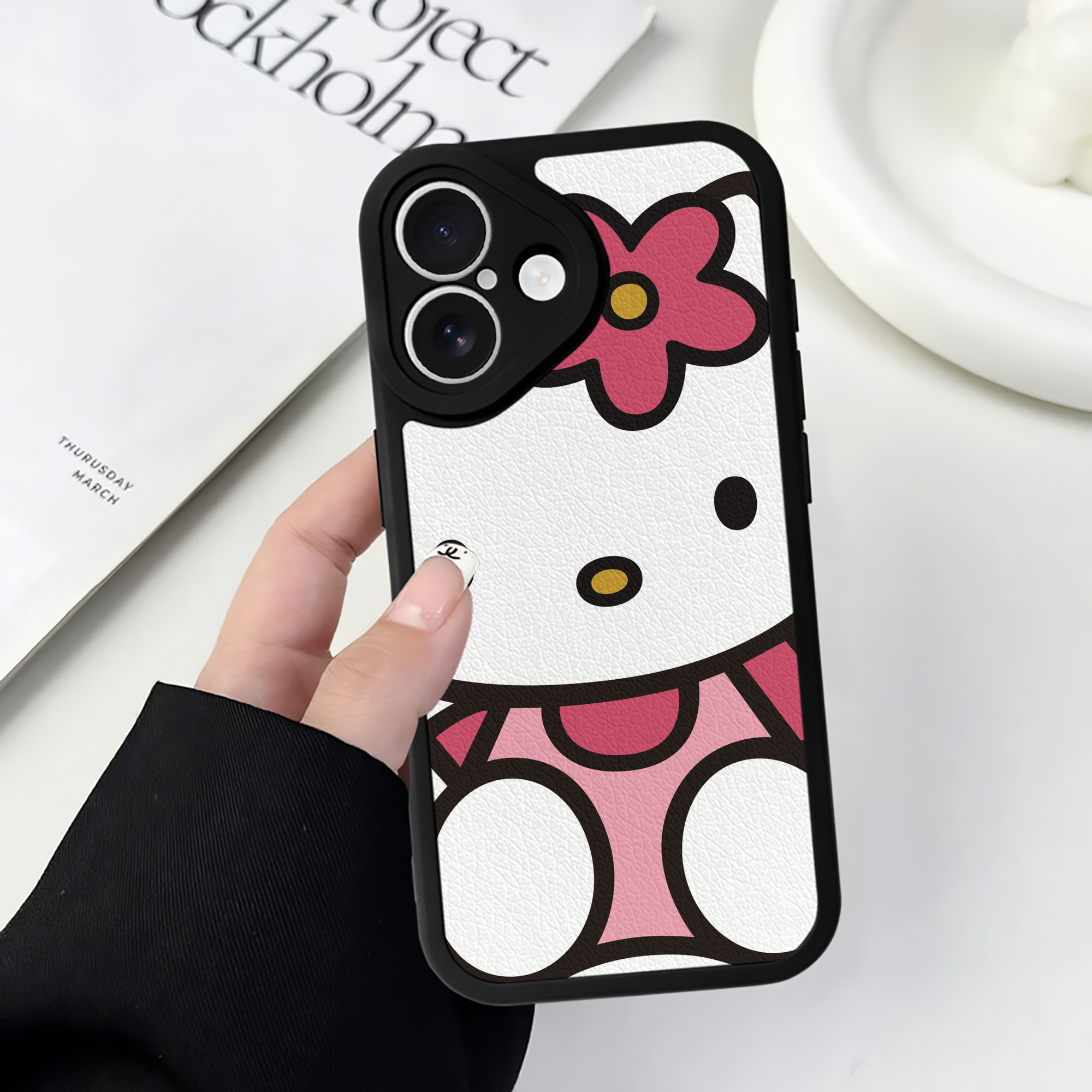 （画像用） Hello Kitty ハローキティ 【iPhone 16シリーズ対応】シリコンスマホケース（レザー調） 材質：シリコン